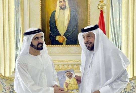El gobernante de Dubai junto al presidente el jeque Khalifa en 2013. (WAM)
