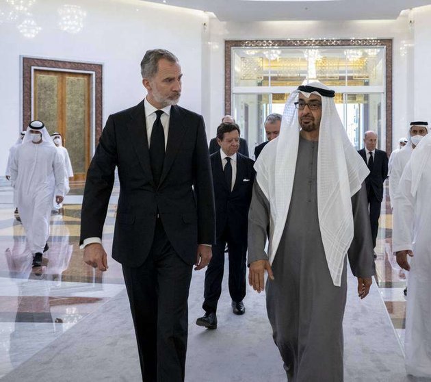 El presidente de EAU recibe al rey de España en el Aeropuerto Presidencial de Abu Dhabi. (WAM)
