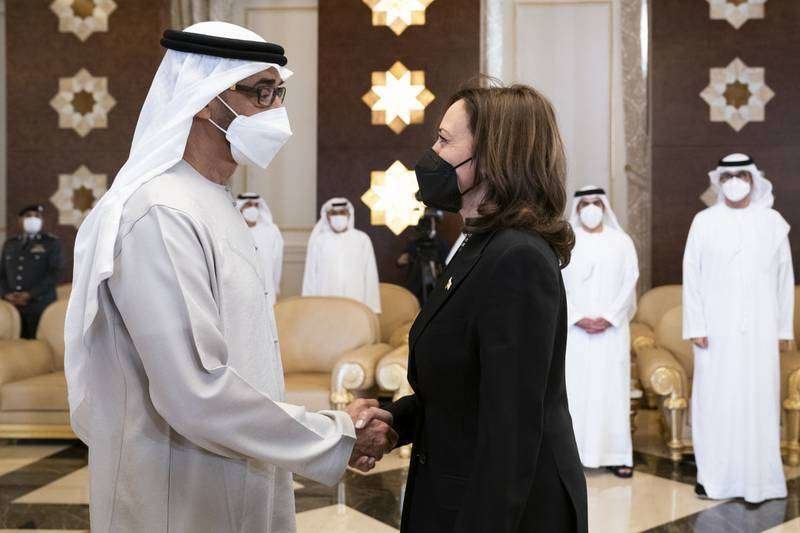 La vicepresidenta de EEUU saluda al presidente de EAU.