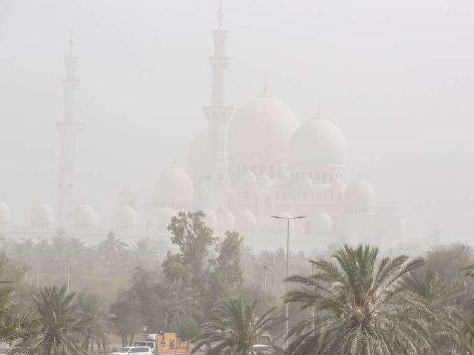 La Gran Mezquita de Abu Dhabi con la tormenta de arena. (Fuente externa)