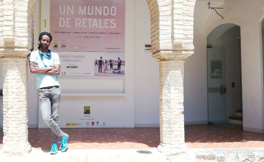 Saleh Lo, en la puerta de Casa Árabe en Córdoba, donde actualmente protagoniza una residencia artistíca. (Cedida)