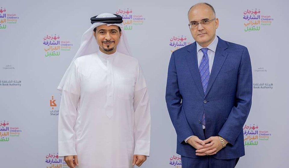 Ahmed bin Rakkad Al Ameri -izquierda-, junto Francisco Chacón en Sharjah. (WAM)