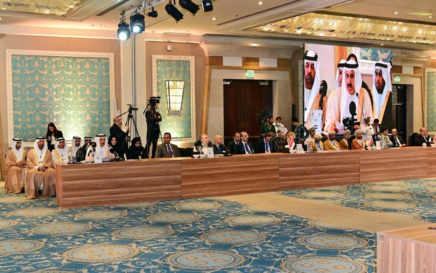 Saqr Ghobash interviene en la conferencia de emergencia de la Unión Interparlamentaria Árabe. (WAM)