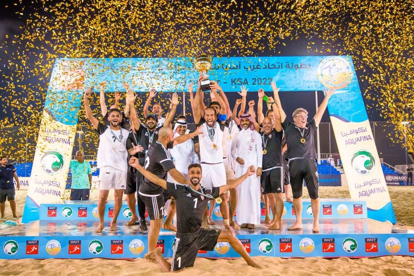 La selección nacional de fútbol playa celebra la victoria en el campeonato de Asia Occidental. (WAM)