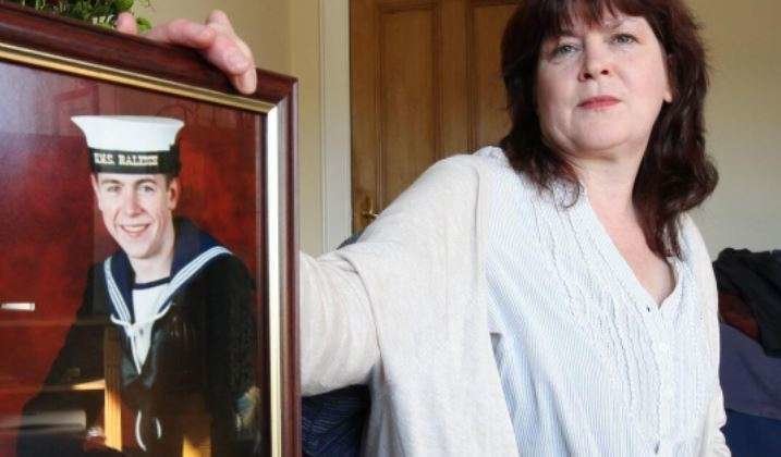 La madre muestra una imagen del marinero desaparecido. (Fuente externa)