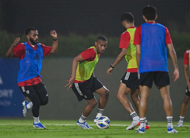 La selección de fútbol de Emiratos
durante el entrenamiento de este martes. (Twitter)