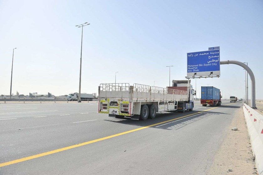 Vehículos circulan por Abu Dhabi. (WAM)