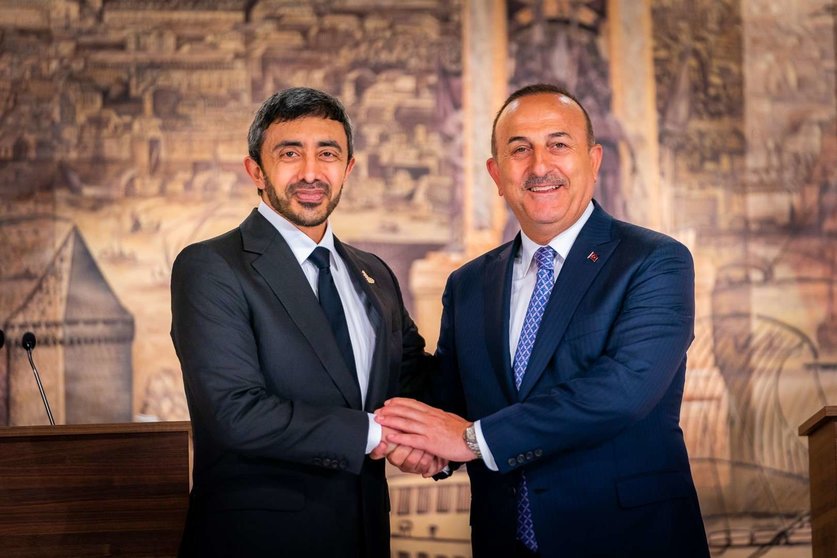 Abdullah bin Zayed Al Nahyan y Mevlüt Çavuşoğlu, en Turquía. (WAM)