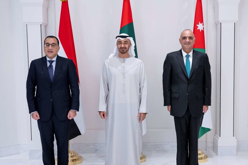 El presidente de EAU con los primeros ministros de Jordania (derecha) y Egipto.
