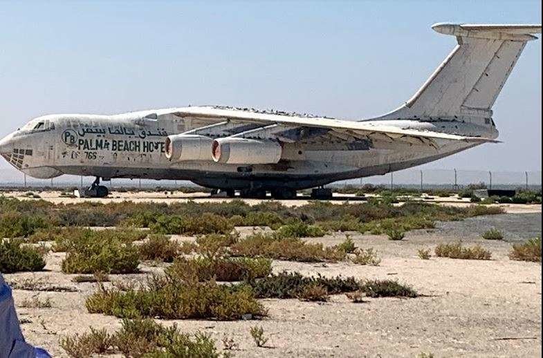 El avión aparcado en el emirato de Umm al Quwain. (EL CORREO)