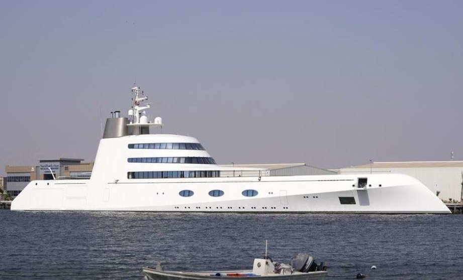 El yate Motor Yacht A, de 118 metros, propiedad del ruso Andrey Melnichenko, anclado en un puerto de Ras al-Khaimah el 31 de mayo de 2022. (AP)