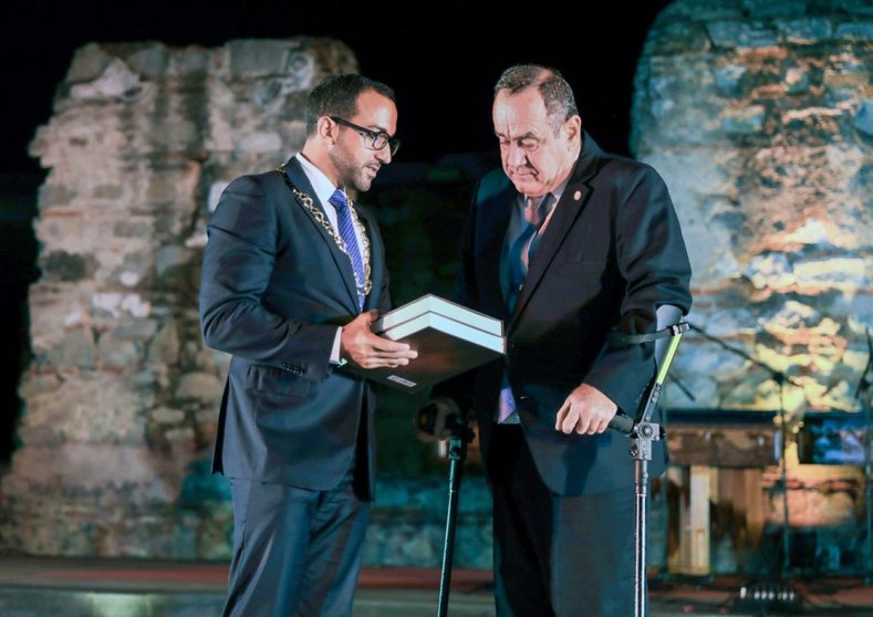 El presidente de la República de Guatemala (izquierda) junto al jeque Fahim Al Qasimi. (WAM)