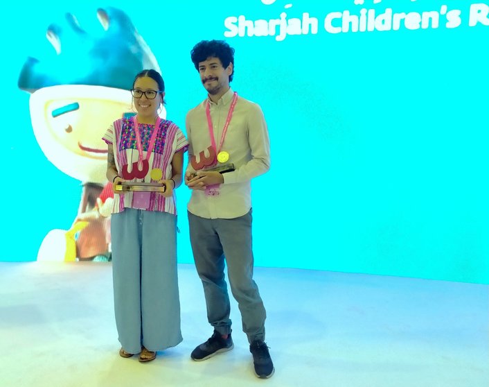 Amanda Mijangos Quiles y Armando Fonseca, tras ser galardonados en Sharjah.