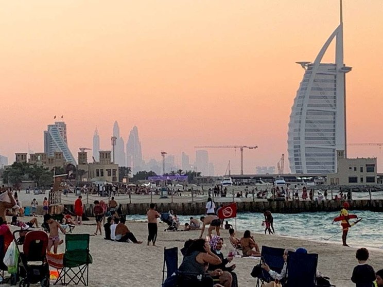 Una playa de Dubai con el Burj Al Arab al fondo. (EL CORREO)