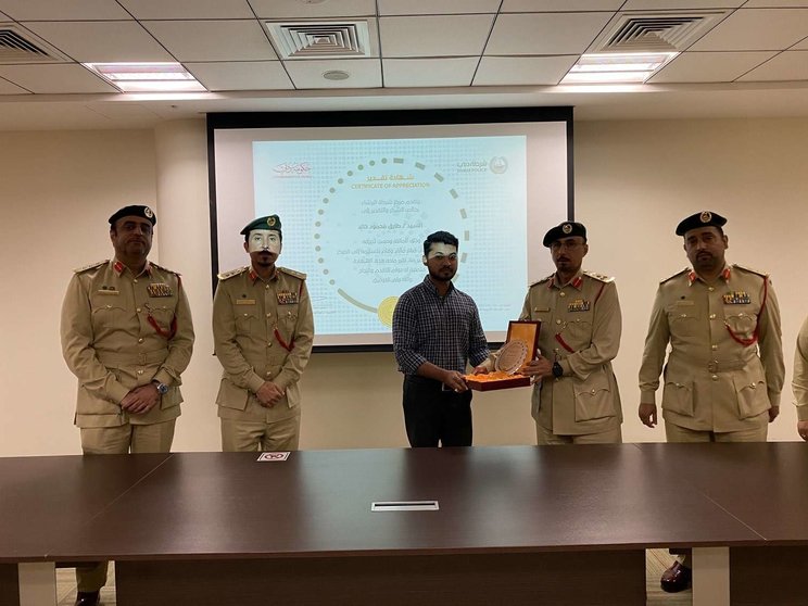 La Policía de Dubai difundió una imagen de la entrega de un reconocimiento al expatriado honrado.