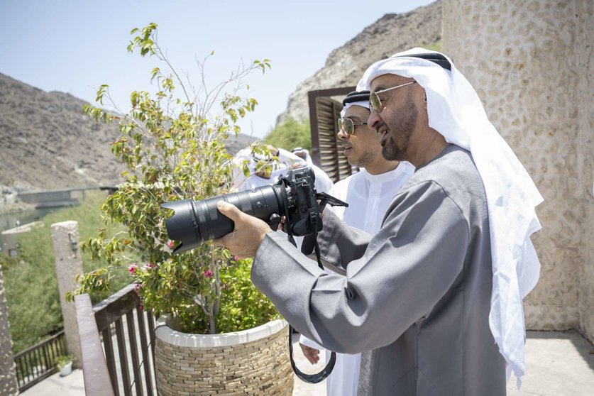 El presidente de EAU fotografía un pantano en Sharjah. (WAM)