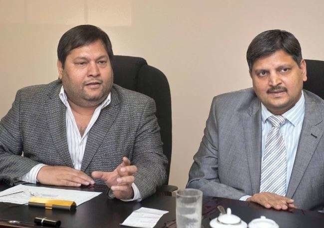 Ajay Gupta, a la izquierda y Atul Gupta en Johannesburgo, Sudáfrica en 2011. La policía de Dubái no hizo ninguna referencia al estado de Ajay y se desconoce su paradero. (Fuente externa)