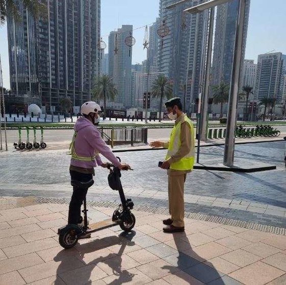 Imagen difundida por la policía de un conductor de e-scooter en Dubai.