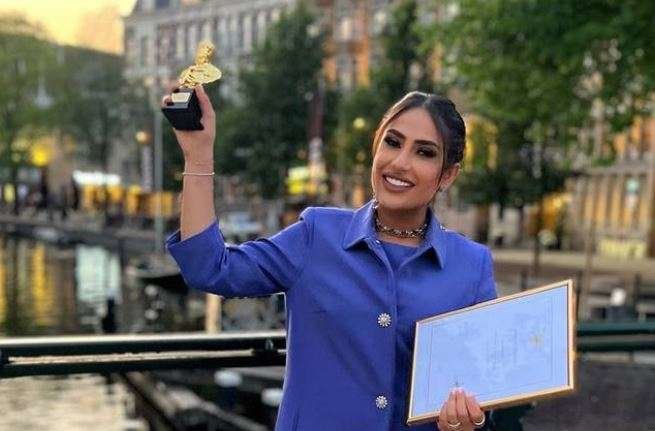La actriz emiratí Amal Mohamed muestra su premio Septimius a la mejor actriz asiática en Ámsterdam. (Fuente externa)