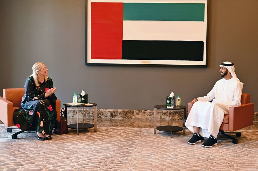 El ministro de Estado emiratí y la representante europea. (WAM)