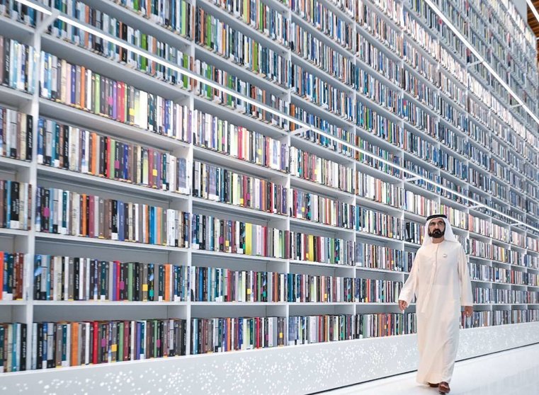 El gobernante de Dubai se pasea por la biblioteca. (Twitter)