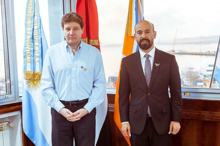 El embajador de EAU en Argentina (derecha) junto al gobernador de Tierra de Fuego. (Twitter)