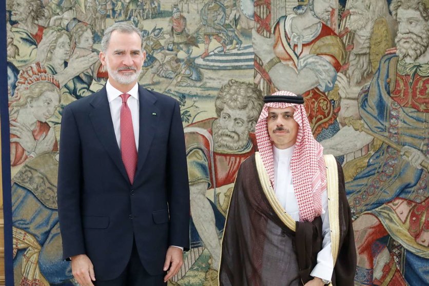 El rey Felipe y el ministro de Exteriores saudí. (Casa Real)