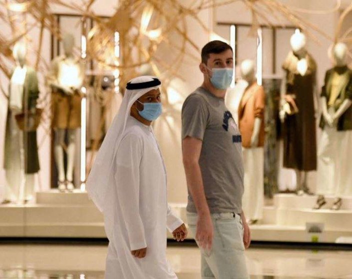 Dos clientes con mascarilla en un centro comercial de EAU. (Twitter)