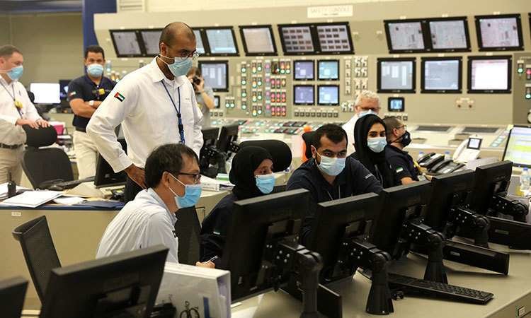 Ingenieros trabajan en el interior de la central nuclear de Barakah. (Fuente externa)