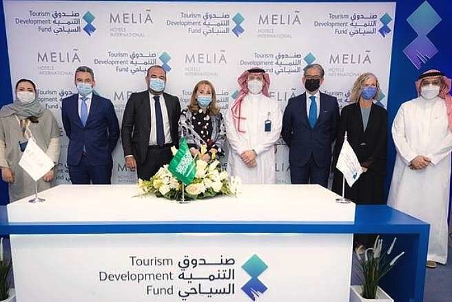 Representantes del turismo saudí junto a ejecutivos de la cadena hotelera 
Meliá. (Fuente externa)