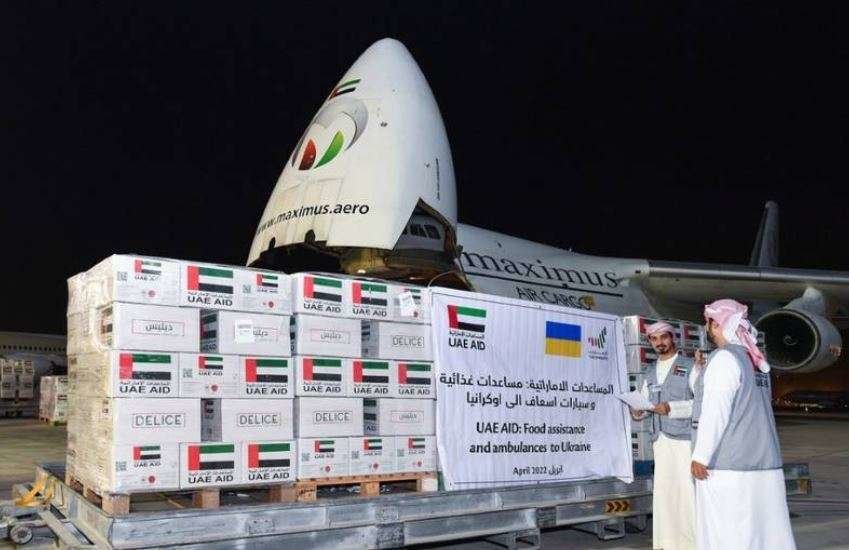 Ayuda para refugiados ucranianos a punto de volar desde los Emiratos Árabes Unidos a Varsovia, en abril. (WAM)