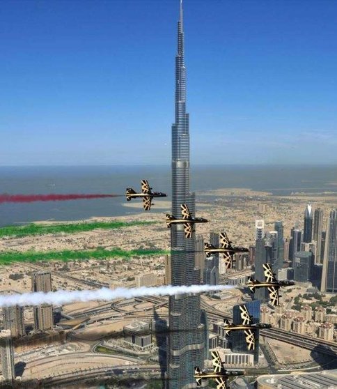 Los aviones rodean el Burj Khalifa. (Fuente externa)