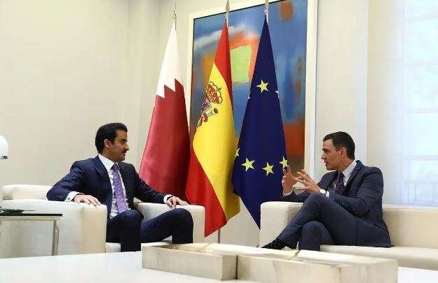 El emir de Qatar junto a Pedro Sánchez en Madrid en mayo de 2022. (Twitter)