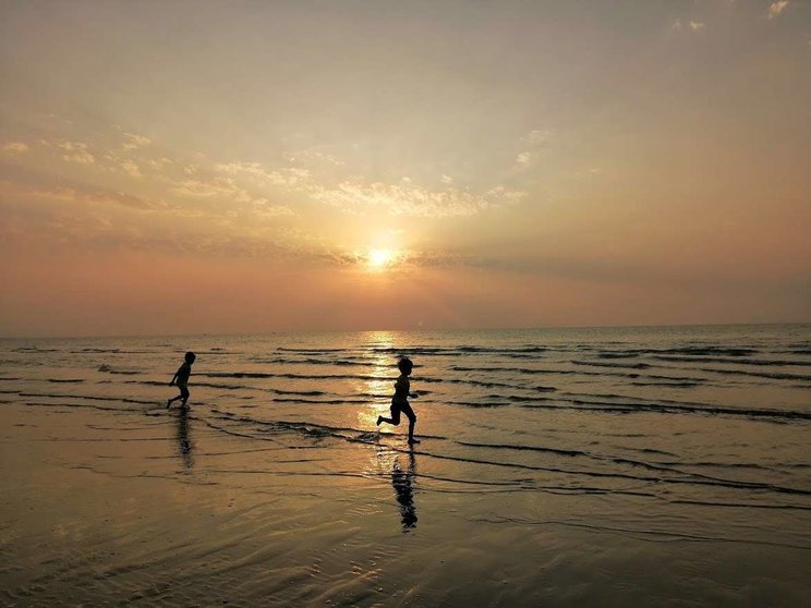 Niños en una playa de Emiratos Árbes. (EL CORREO)