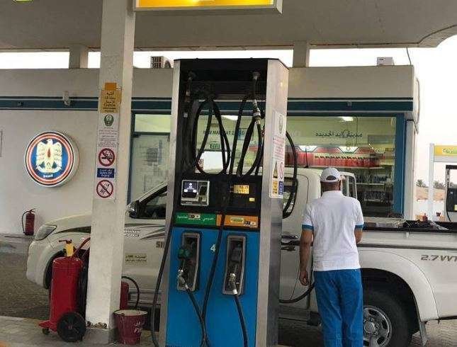 Un emiratí presta servicios comunitarios en una gasolinera. (Fuente externa)