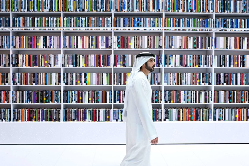 El jeque Hamdan en la Biblioteca de Dubai. (Dubai Media Office)