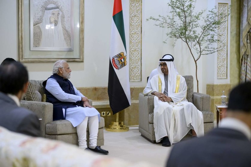 El presidente de Emiratos junto al primer ministro indio en Abu Dhabi. (WAM)