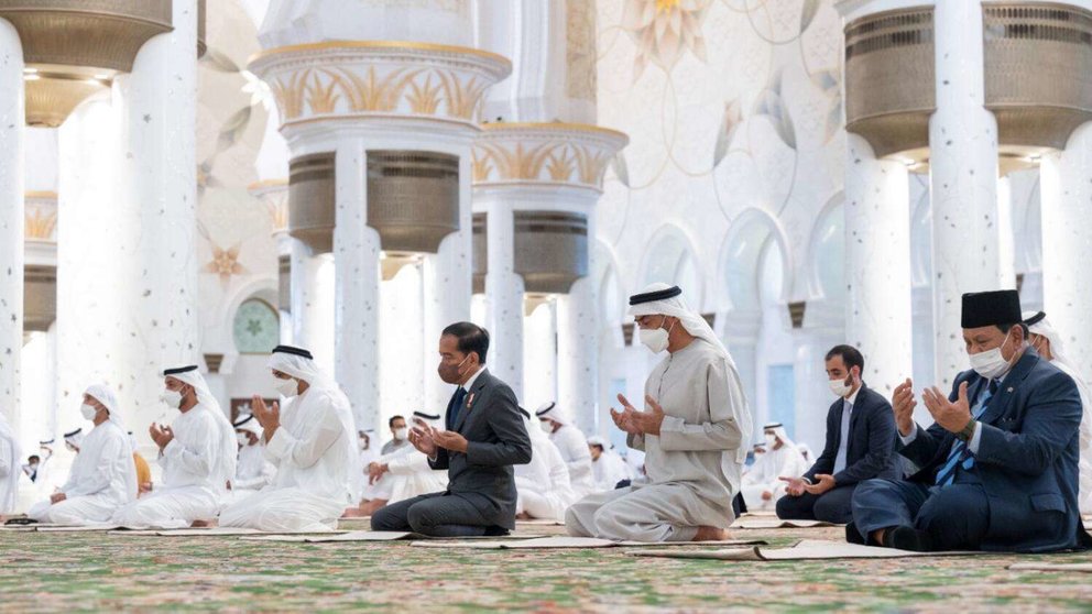 Los presidentes de Emiratos e Indonesia en la Gran Mezquita Zayed de Abu Dhabi. (WAM)