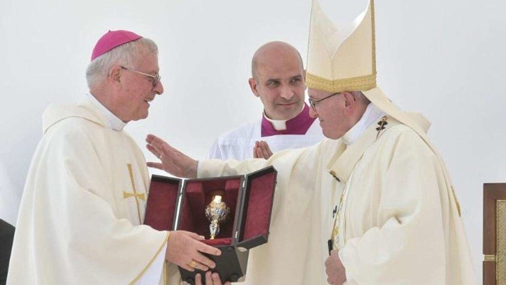 El obispo Martinelli (derecha) junto al obispo Hinder. (Twitter)