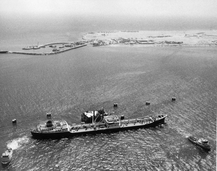 El petrolero 'British Signal' se aleja de la isla Das después de cargar petróleo crudo el 4 de julio de 1962. Este fue el primer envío de petróleo desde Abu Dhabi. (Archivo BP)