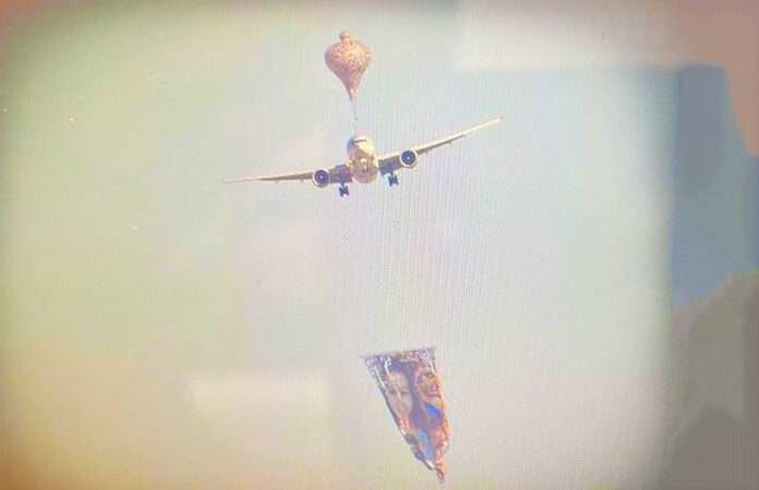 Una imagen de Twitter del globo cerca del avión.