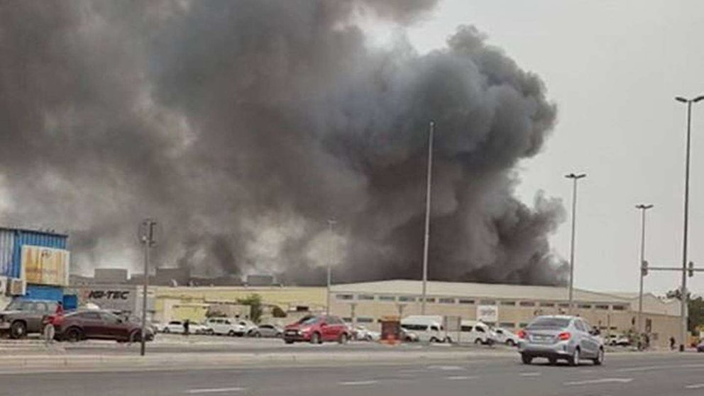 Una imagen de Twitter del fuego en Al Quoz de Dubai.