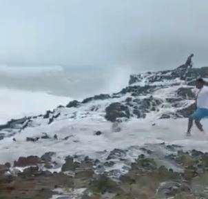 Una captura del vídeo difundido de las aguas agitadas en Omán.