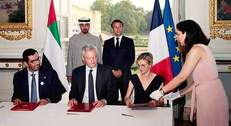 El presidente de Emiratos, el jeque Mohamed, y el presidente francés, Emmanuel Macron, observan la firma el acuerdo energético. (Fuente externa)