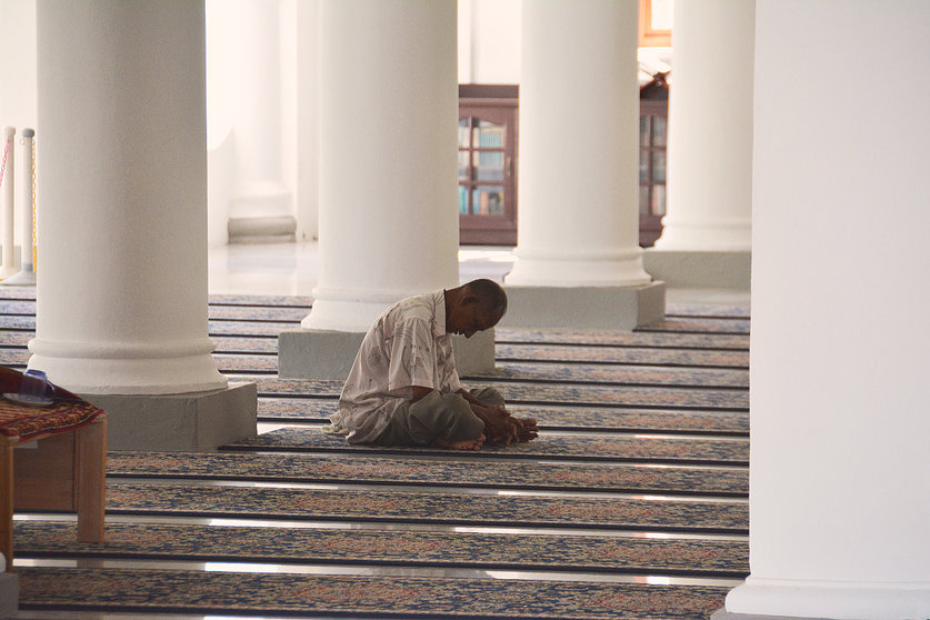 Fiel musulmán reza en una mezquita. (pxhere.com)