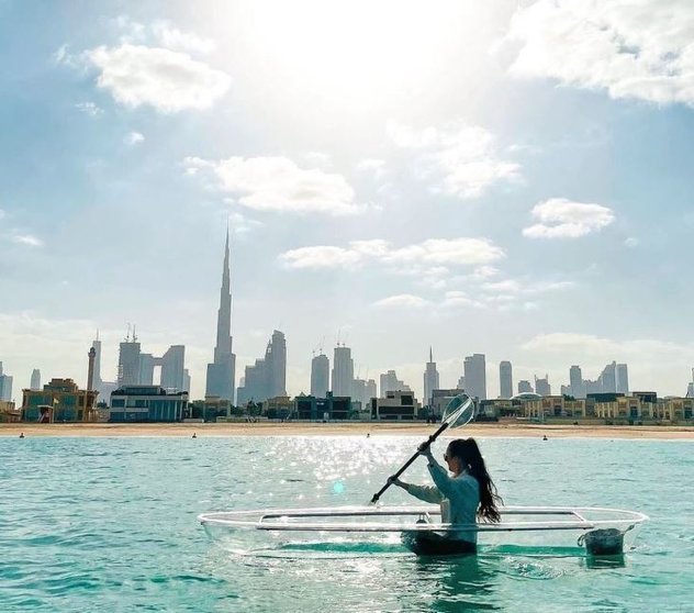 Una playa con vistas al centro de Dubai. (Instagram)