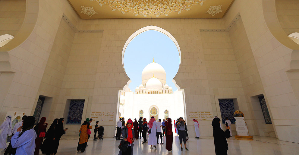 Visitantes en el interior de la Gran Mezquita Sheik Zayed en Abu Dhabi. (WAM)