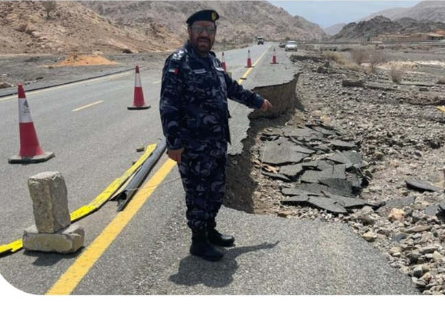 Un oficial muestra las secuelas por el mal tiempo en Fujairah. (Twitter)