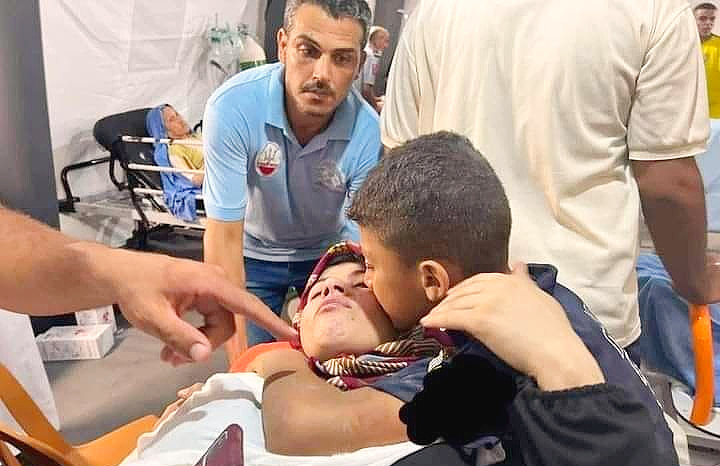 Niño palestino besa a su madre herida por un bombardeo israelí contra la localidad de Rafah al sur de Gaza. (Twitter)