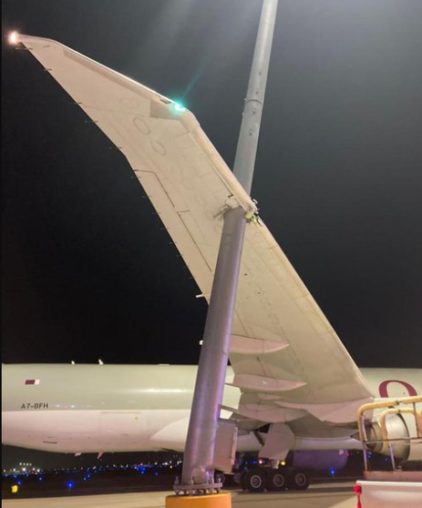 El avión de Qatar tras el choque con la farola. (Twitter)